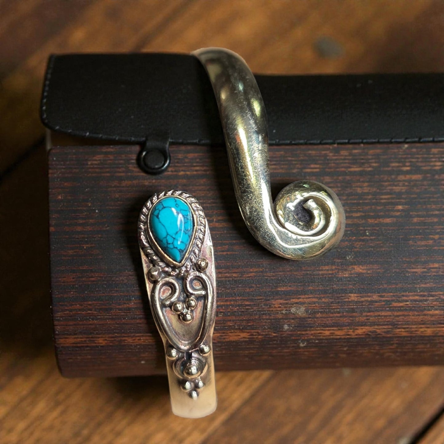 Bracelet with turquoise gems