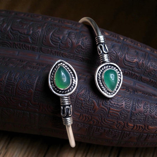 Bracelet with green stone