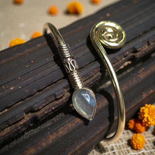 Brass bracelet with moon stone