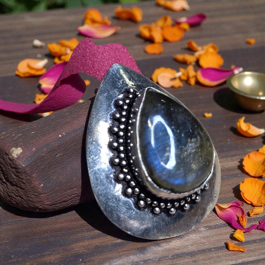 Ring with labradorite