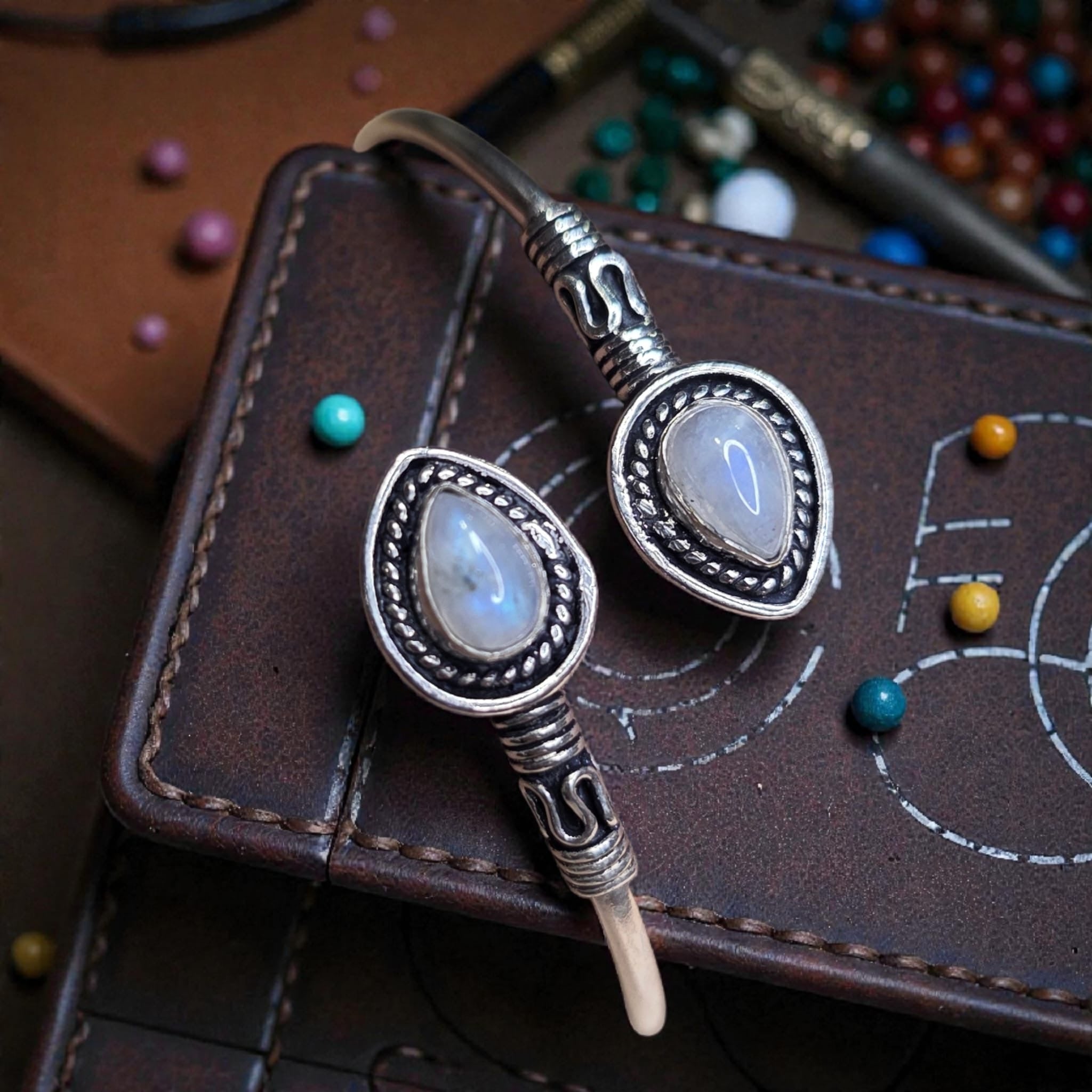Bracelet with moon stone – Wonderval Jewelers